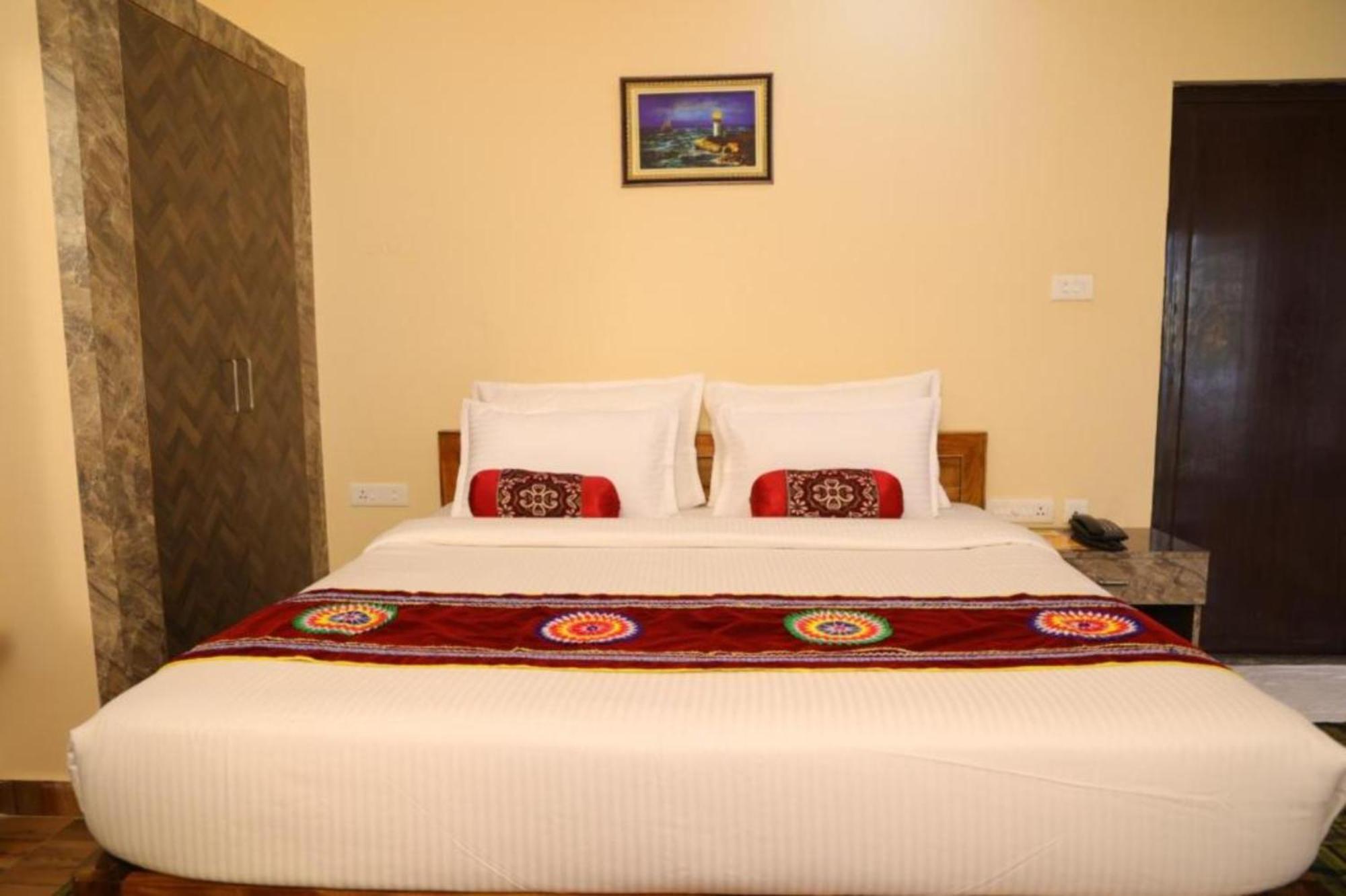 Silicon Residency Near Sea Sight - Spacious With Lift And Parking Facilities 3*