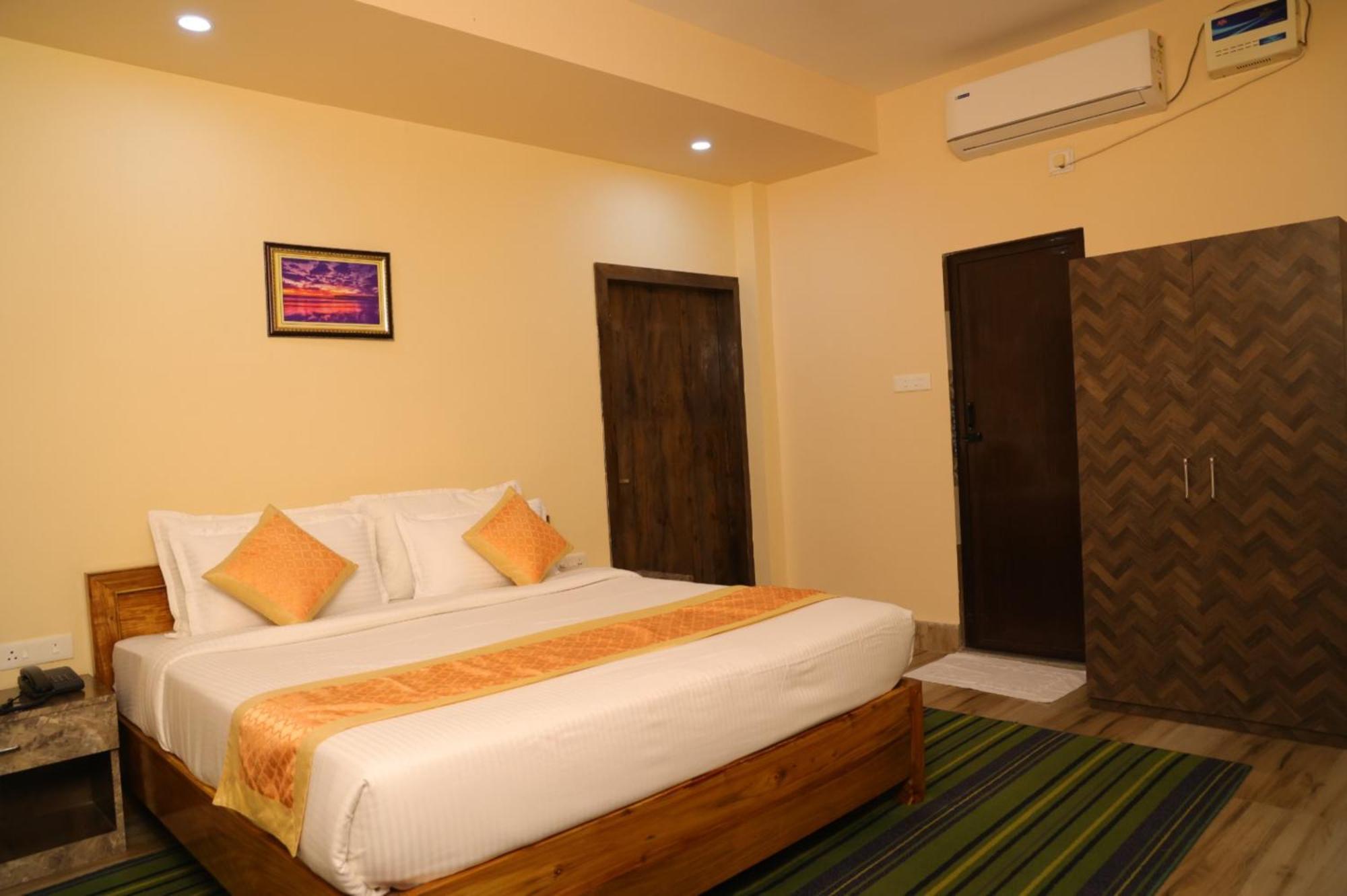 Silicon Residency Near Sea Sight - Spacious With Lift And Parking Facilities 3*