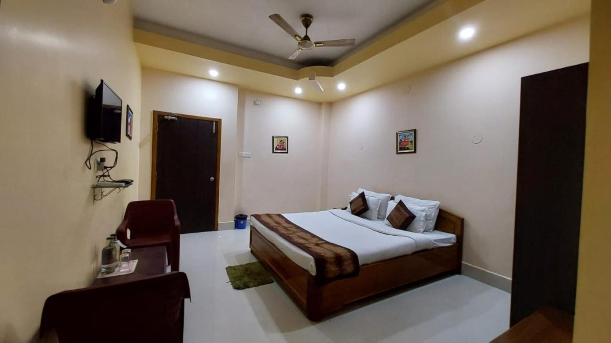 Silicon Residency Near Sea Sight - Spacious With Lift And Parking Facilities Hotel