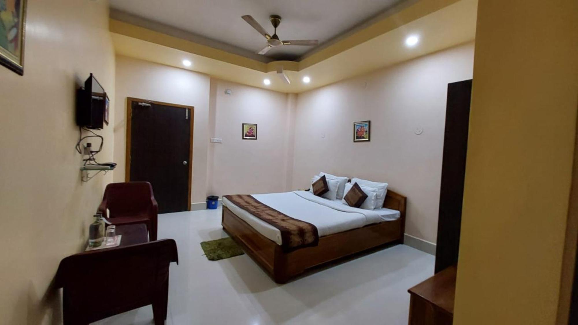 Silicon Residency Near Sea Sight - Spacious With Lift And Parking Facilities