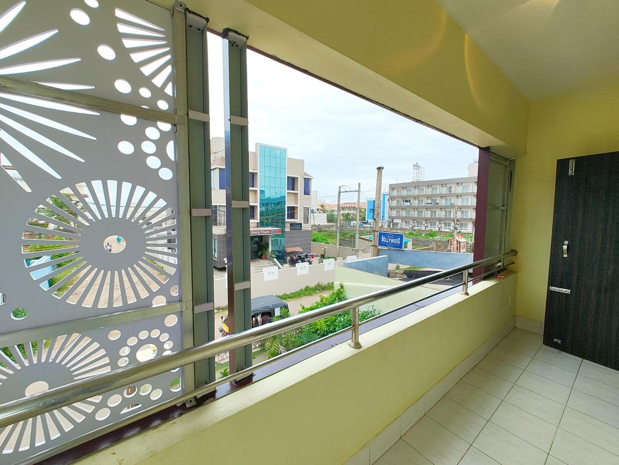 Hotel Luxury Sea View - Bollywood 2 Beach View হোটেল বলিউড 2 বিচ ভিউ পুরী- Fully-air-conditioned-hotel Card Payment Accepted Near-sea-beach-&-temple With-wifi-parking-and Restaurant-availability- All Side Sea View - Book Now