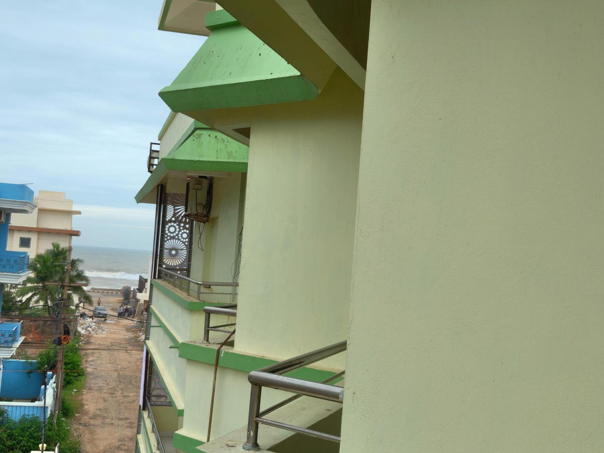 Luxury Sea View - Bollywood 2 Beach View হোটেল বলিউড 2 বিচ ভিউ পুরী- Fully-air-conditioned-hotel Card Payment Accepted Near-sea-beach-&-temple With-wifi-parking-and Restaurant-availability- All Side Sea View - Book Now