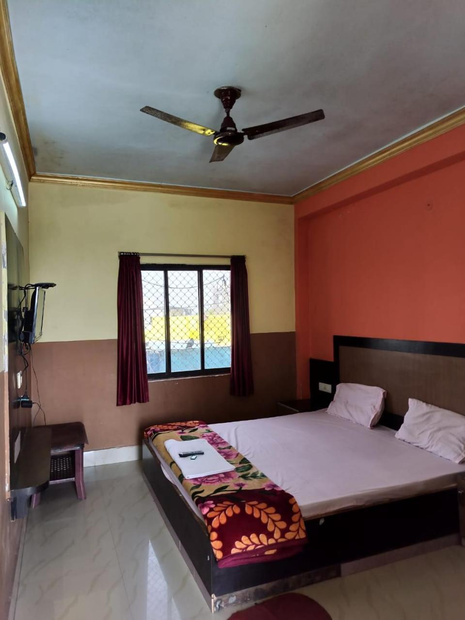 Mor Samrat Palace-পুরী সমুদ্র সৈকত এবং মন্দিরের কাছে হোটেল সম্রাট প্যালেস পারিবারিক হোটেল- Near Sea Beach And Temple Best Selling & Best Choice Of Travellers Hotel 3*