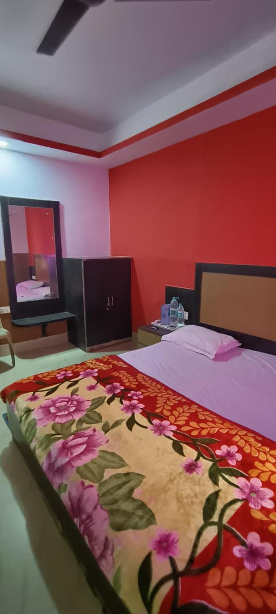 Mor Samrat Palace-পুরী সমুদ্র সৈকত এবং মন্দিরের কাছে হোটেল সম্রাট প্যালেস পারিবারিক হোটেল- Near Sea Beach And Temple Best Selling & Best Choice Of Travellers Hotel