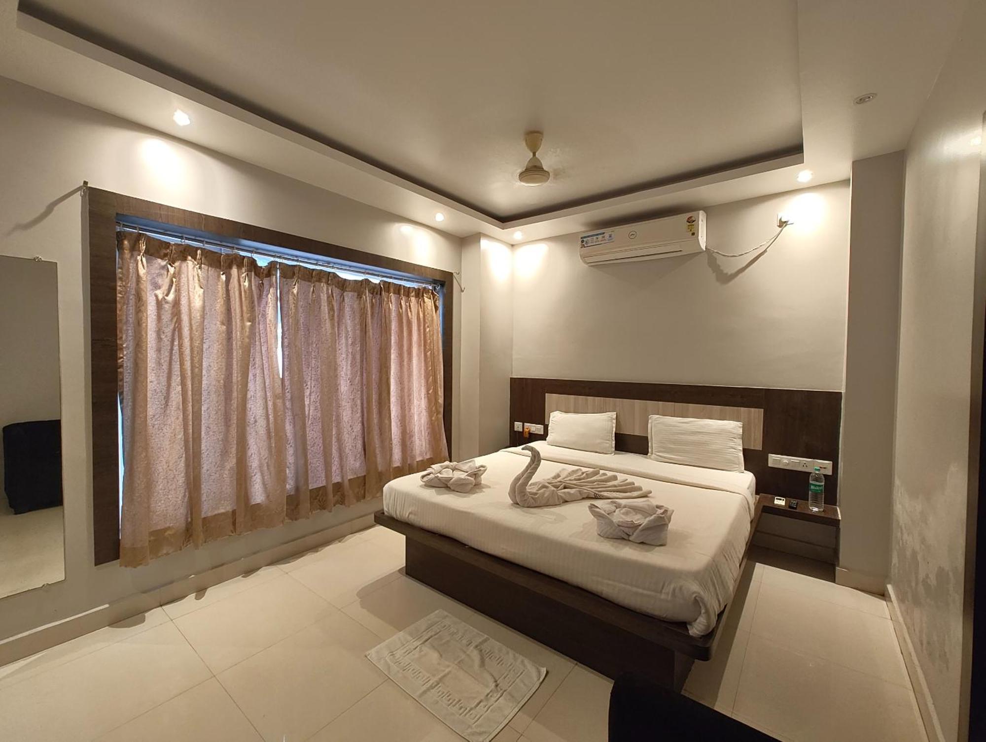Town Near Golden And Temple - Fully-air-conditioned-with-lift-wifi-home Style-food Menu-and Parking Facilities - Book Now
