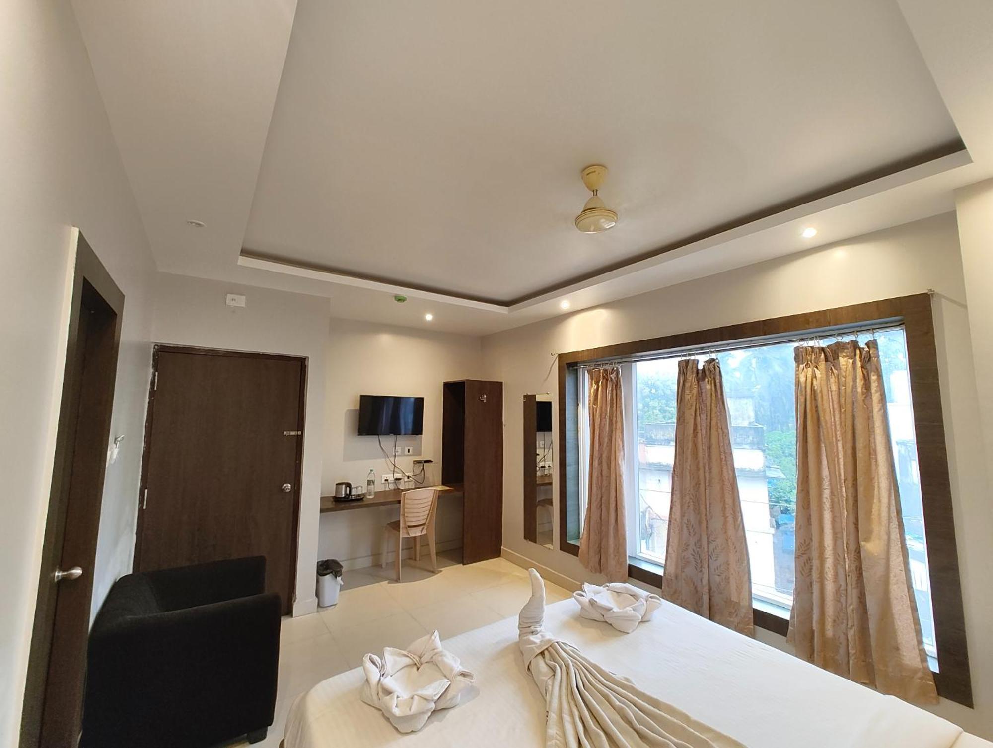 Town Near Golden And Temple - Fully-air-conditioned-with-lift-wifi-home Style-food Menu-and Parking Facilities - Book Now