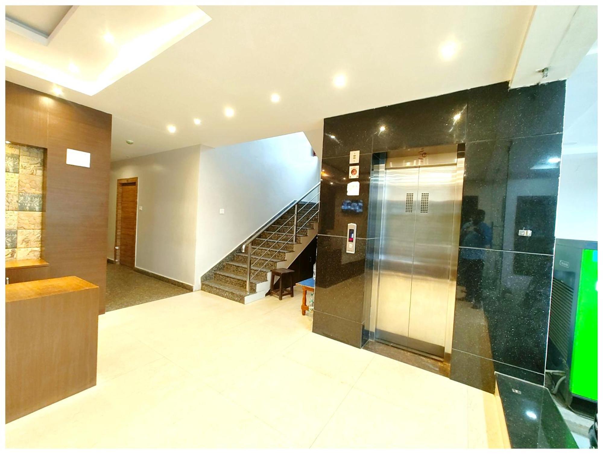 Town Near Golden And Temple - Fully-air-conditioned-with-lift-wifi-home Style-food Menu-and Parking Facilities - Book Now Hotel