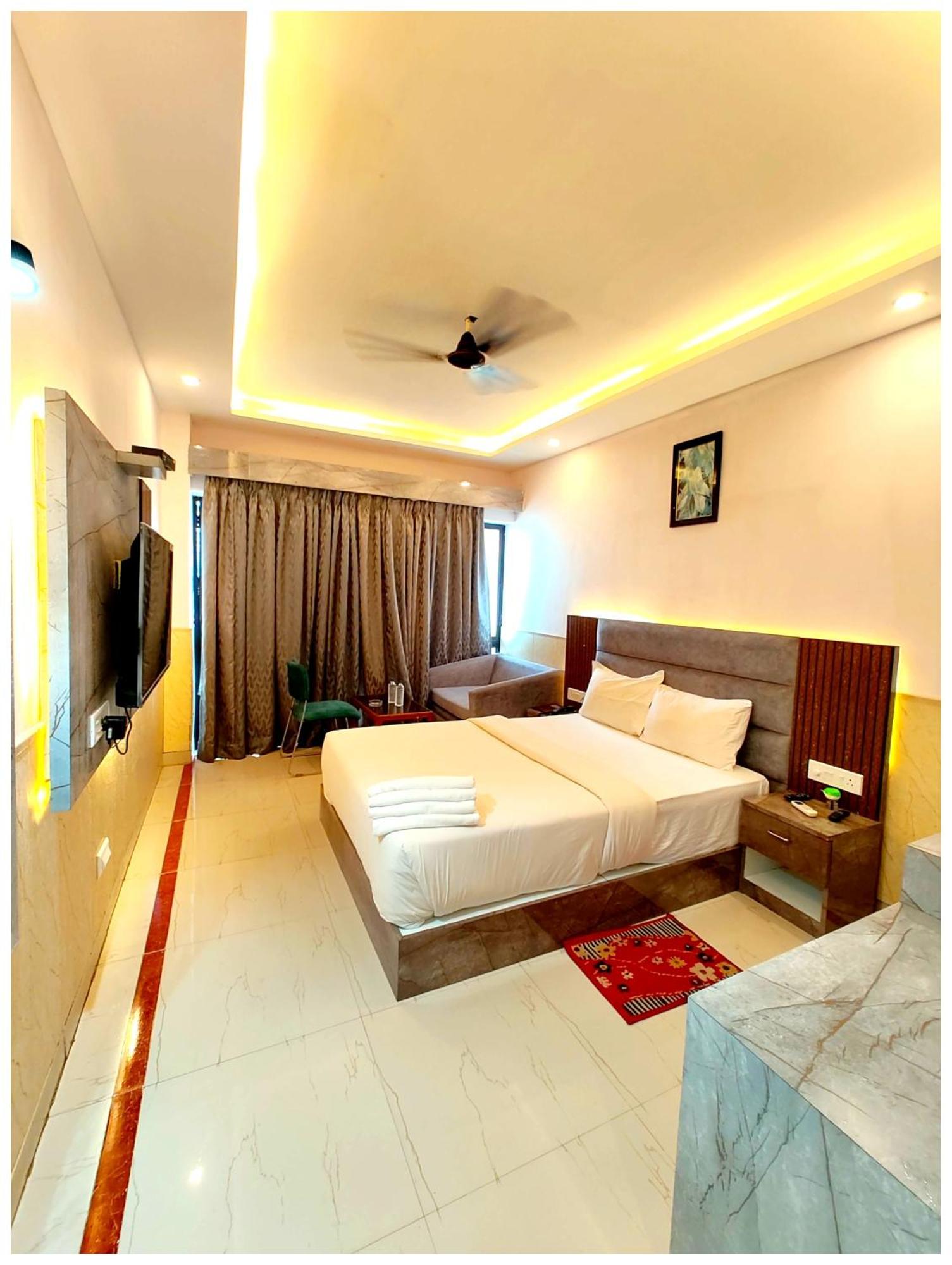 Dreamland - All-room-sea-facing-with-attached-balcony- New Marine Drive Road - Lift-wifi-parking-restaurant Facilities Hotel Puri