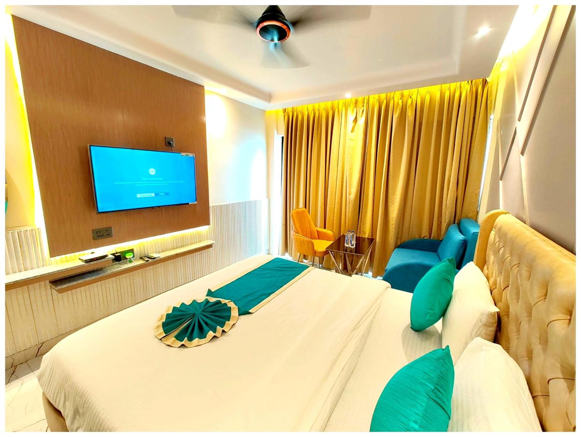 Hotel Dreamland - All-room-sea-facing-with-attached-balcony- New Marine Drive Road - Lift-wifi-parking-restaurant Facilities