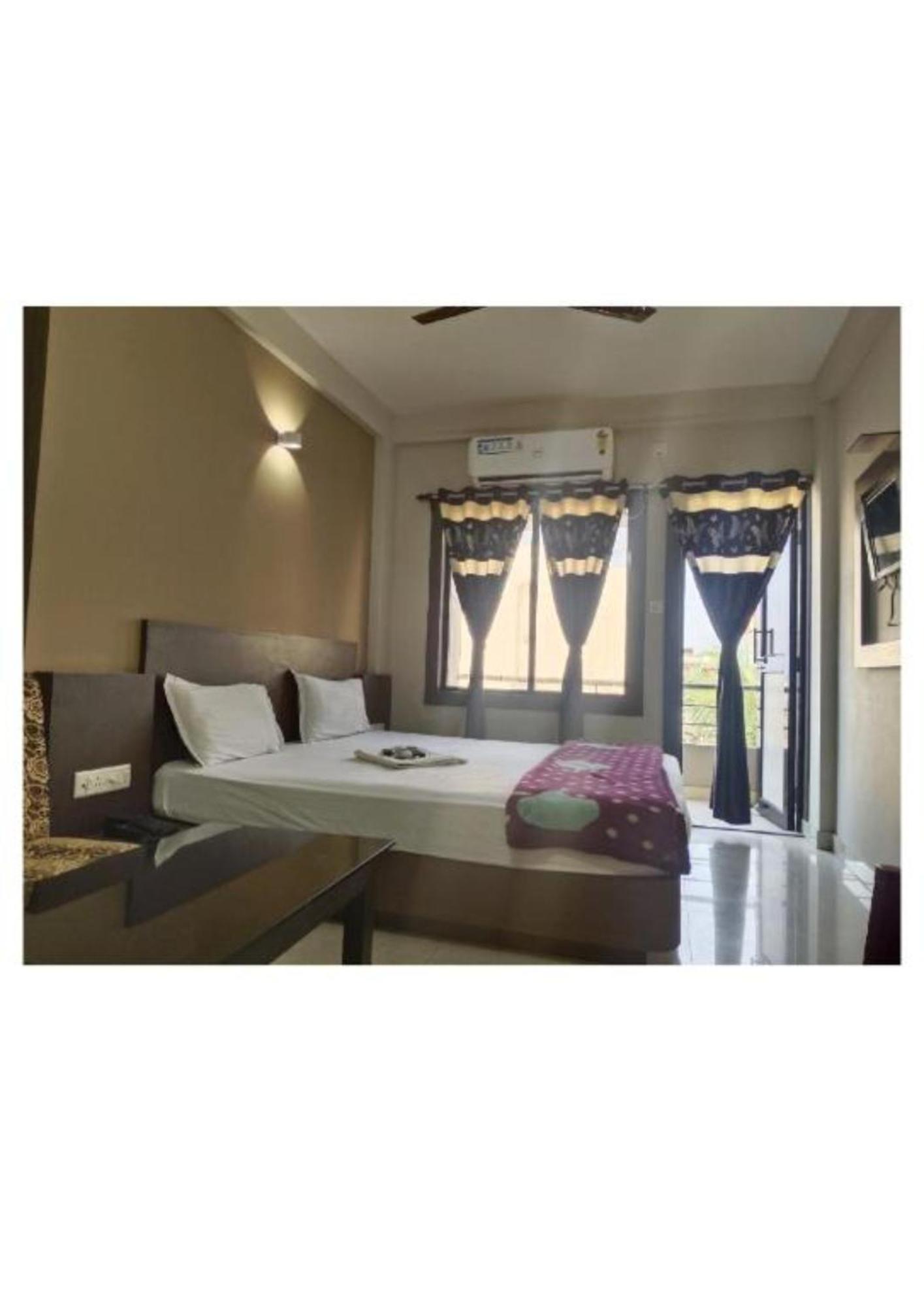 Uk Palace Near Sea Sea View - Luxury & Spacious - Near Temple With Prime Location Wifi- Lift And Parking Facilities - Book Now