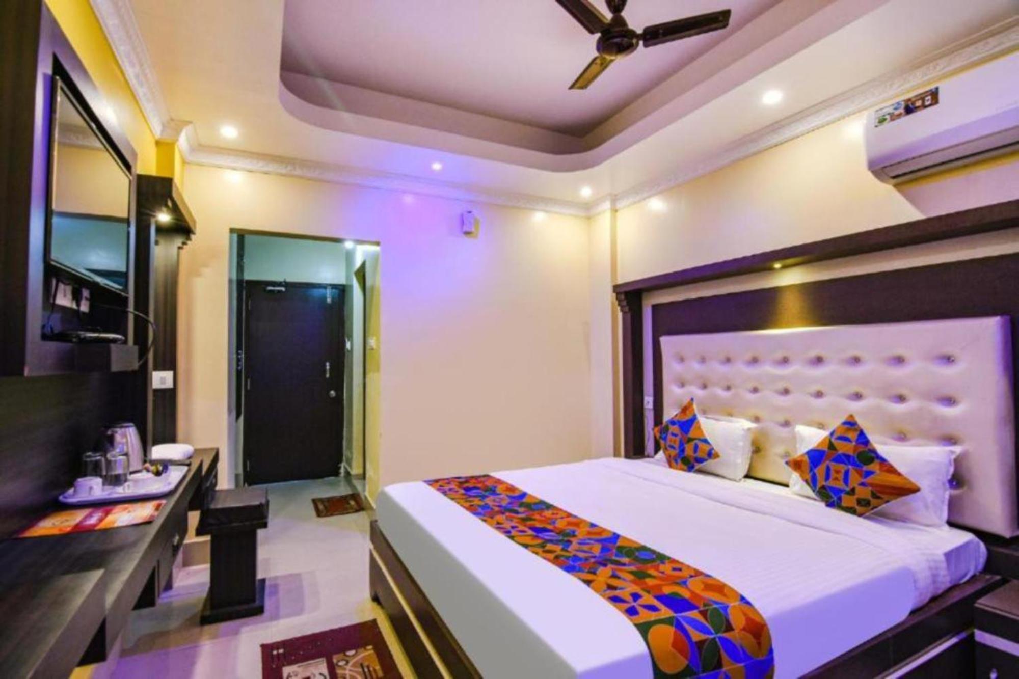 Asish -all Park View -near-and-near Temple Fully-air-condition-with-all-luxury-&-spacious-room-attached-balcony - Prime-location-wifi-restaurant-and-parking-facilities Hotel