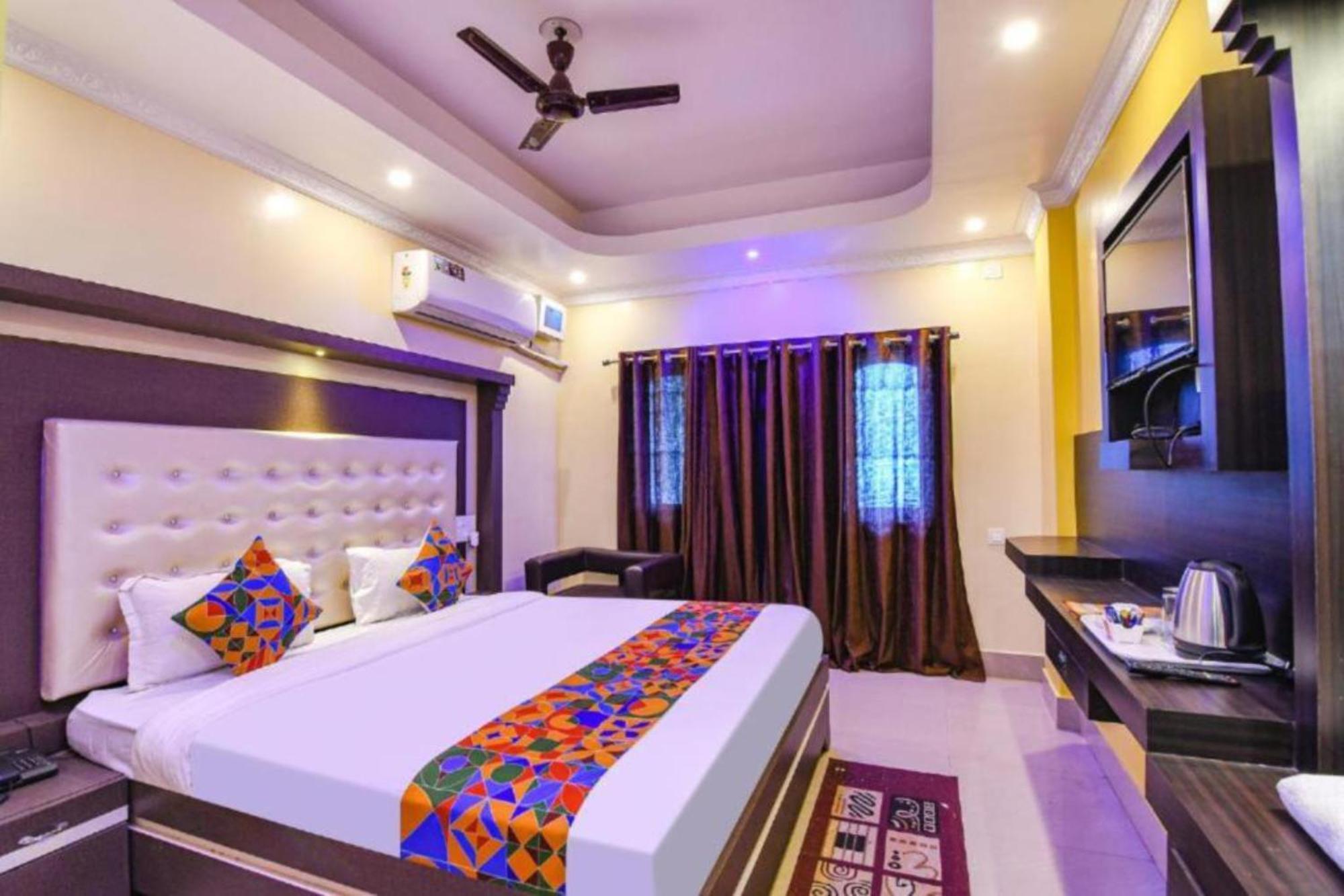 Hotel Asish -all Park View -near-and-near Temple Fully-air-condition-with-all-luxury-&-spacious-room-attached-balcony - Prime-location-wifi-restaurant-and-parking-facilities Puri