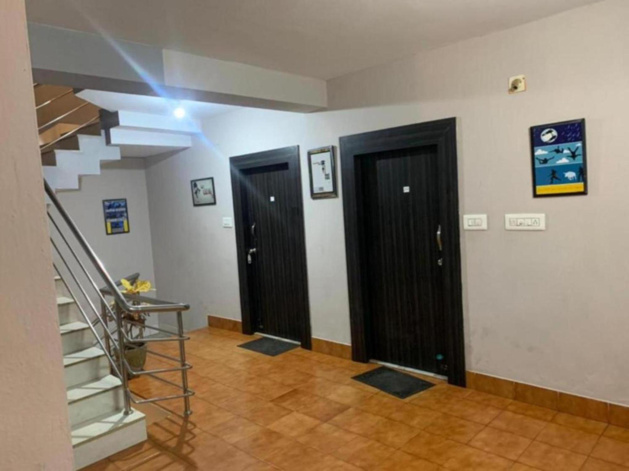 Hotel Asish -all Park View -near-and-near Temple Fully-air-condition-with-all-luxury-&-spacious-room-attached-balcony - Prime-location-wifi-restaurant-and-parking-facilities