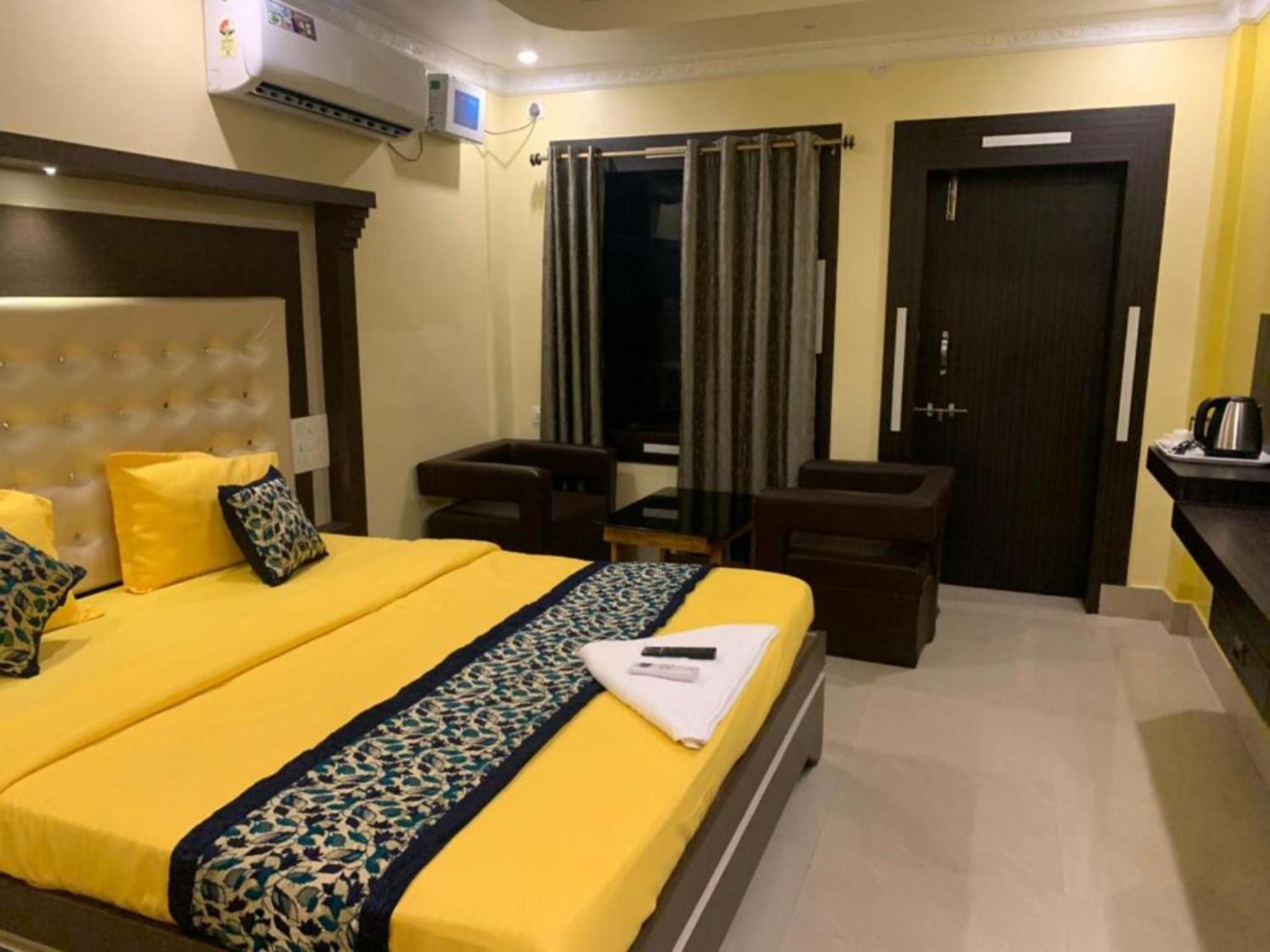 Asish -all Park View -near-and-near Temple Fully-air-condition-with-all-luxury-&-spacious-room-attached-balcony - Prime-location-wifi-restaurant-and-parking-facilities