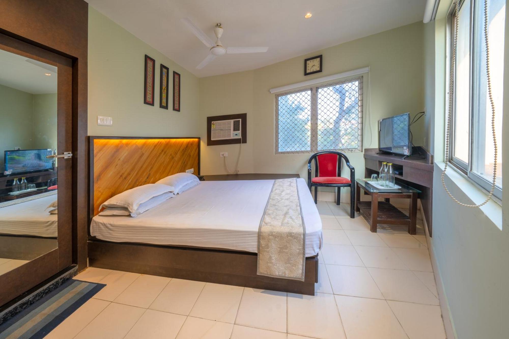 Dolphin Hotel *
