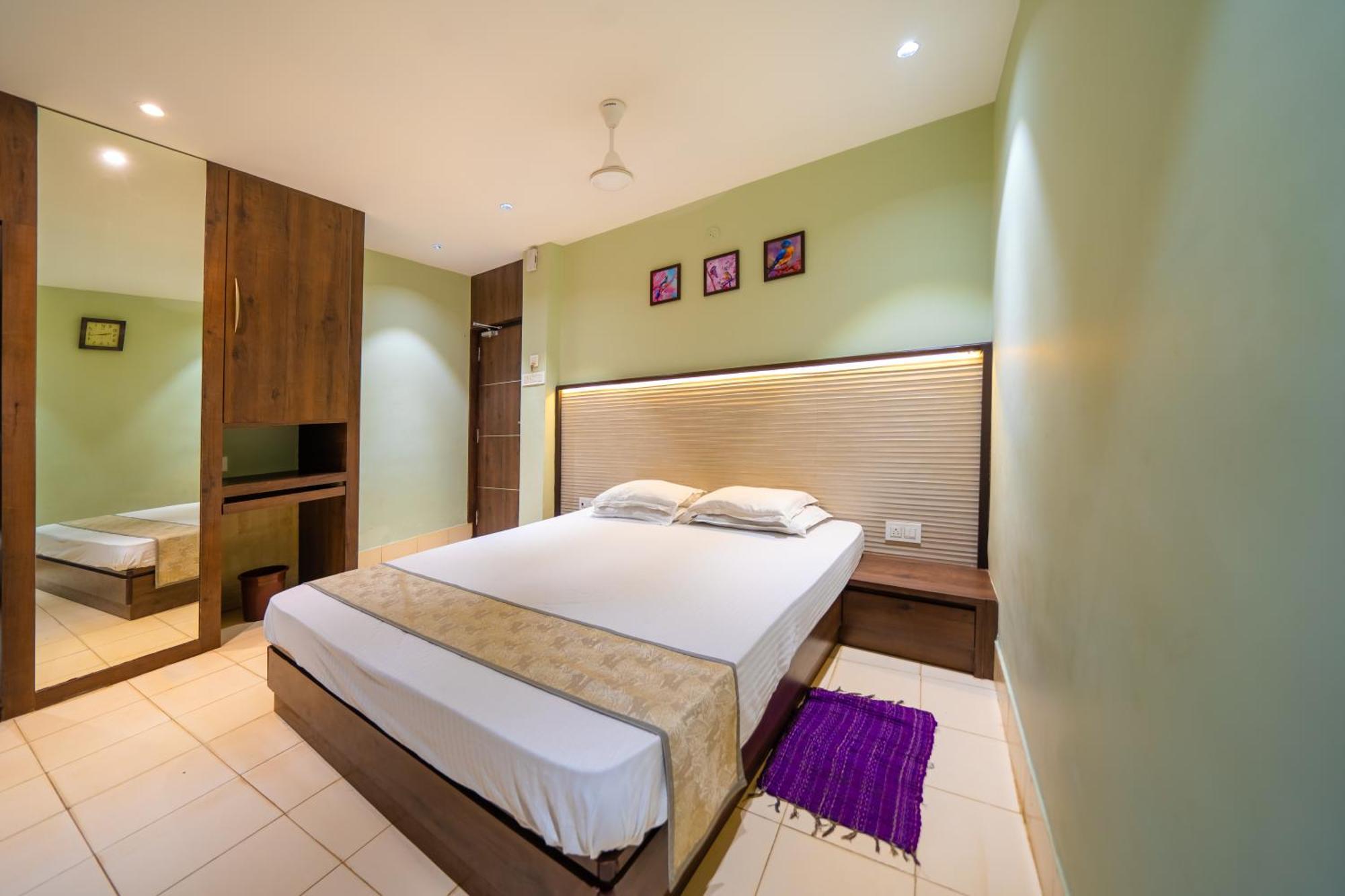 Dolphin Hotel *