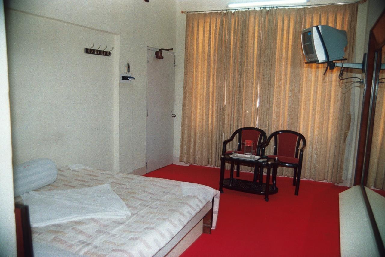 Dolphin Hotel *