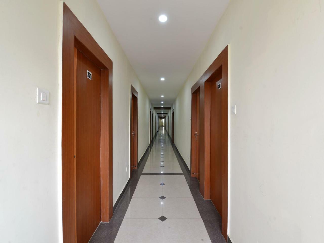 Hotel Oyo 9048 Lucifer 3*